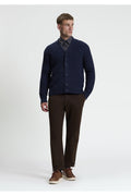 Ben Sherman Texture Gebreid Vest Donkerblauw – voorkant gedragen