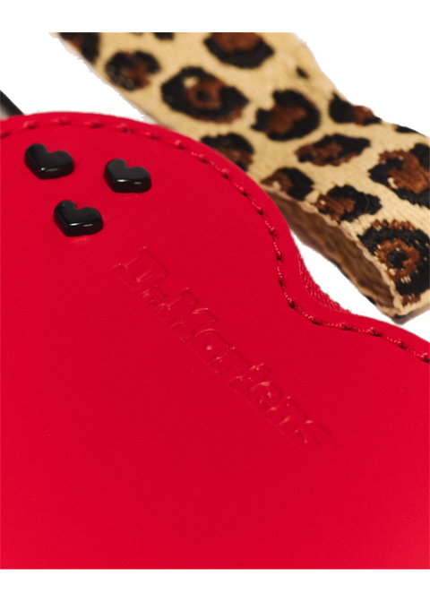 Detail zwarte hartjes en luipaardprint Dr. Martens Heart portemonnee