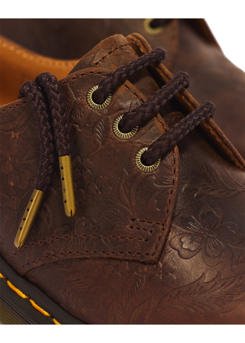 Dr. Martens 1461 Emboss Floral donkerbruin - detail van het leer en bloemreliëf