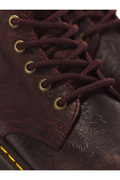 Dr. Martens Jadon Emboss Floral Cherry Red - detail van het leer en bloemreliëf
