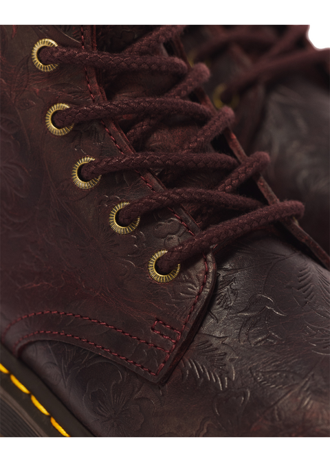 Dr. Martens Jadon Emboss Floral Cherry Red - detail van het leer en bloemreliëf