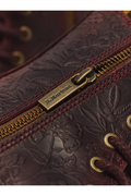 Dr. Martens Jadon Emboss Floral Cherry Red - detail van het leer en bloemreliëf
