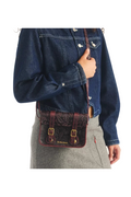 Dr. Martens Satchel Cherry Rood crossbody gedragen