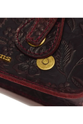 Detail magneetsluiting en bloemreliëf Dr. Martens Satchel