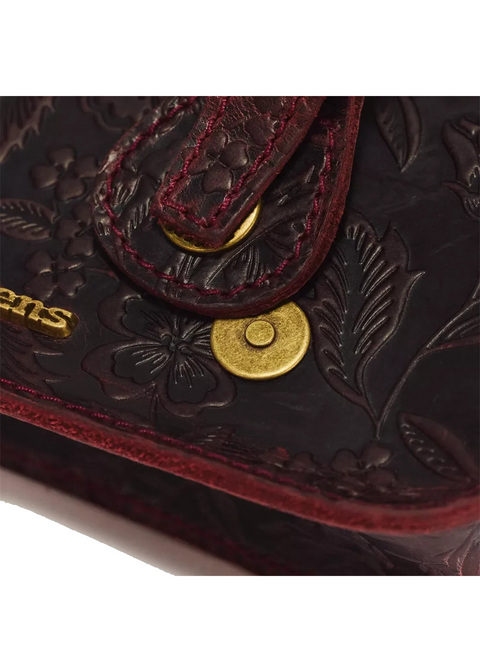 Detail magneetsluiting en bloemreliëf Dr. Martens Satchel
