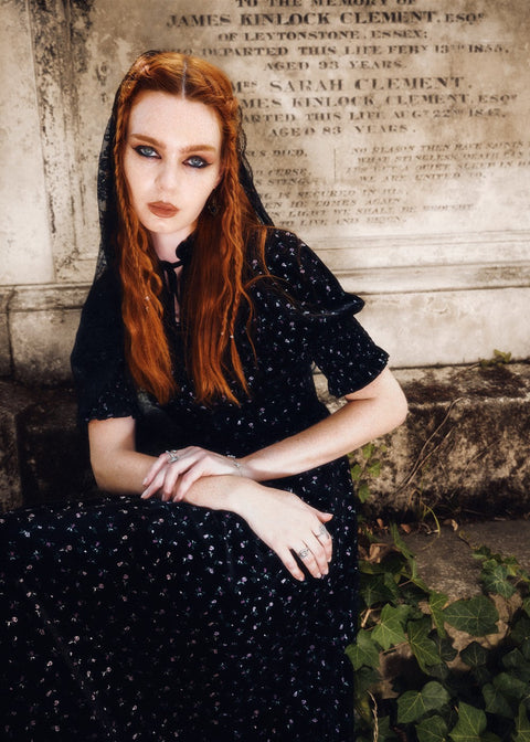 Hell Bunny Cassandra Velvet 70's Midi Jurk Zwart – campagnefoto 7