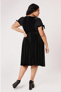 Hell Bunny Disenchanted Jurk Zwart - modelfoto achterkant