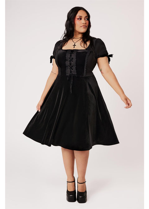 Hell Bunny Disenchanted Jurk Zwart - modelfoto uitlopende rok