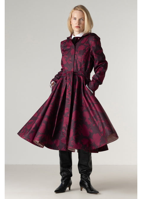 RainSisters Peony Velvet swing regenjas burgundy – swingrok in beweging