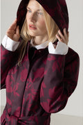 RainSisters Peony Velvet swing regenjas burgundy – detail capuchon en print