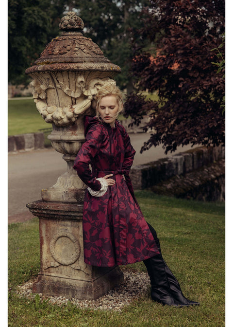 RainSisters Peony Velvet swing regenjas burgundy – buitenfoto zijaanzicht