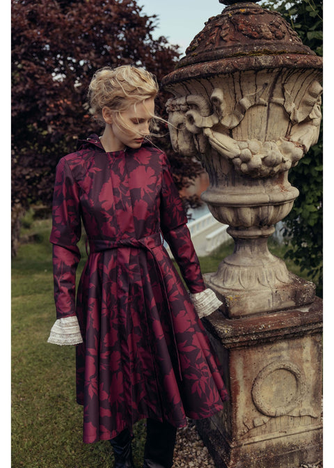RainSisters Peony Velvet swing regenjas burgundy – buitenfoto vooraanzicht