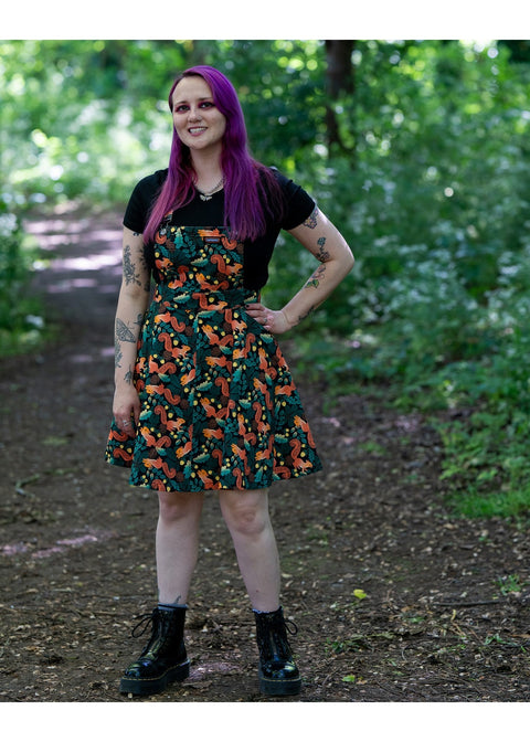 Run & Fly Squirrel pinafore swing jurk zwart met eekhoorns en bladeren